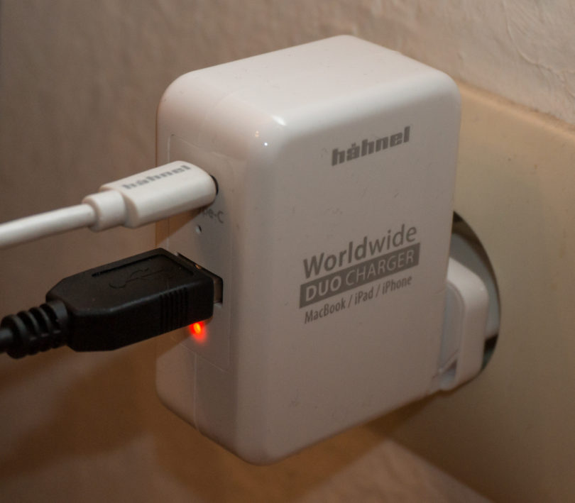 Vsestranski polnilnik za doma in potepanja po svetu