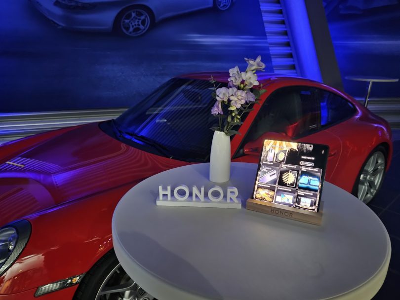 Preklopni telefon Honor Magic V2 končno pri nas, a ne v Porsche preobleki!