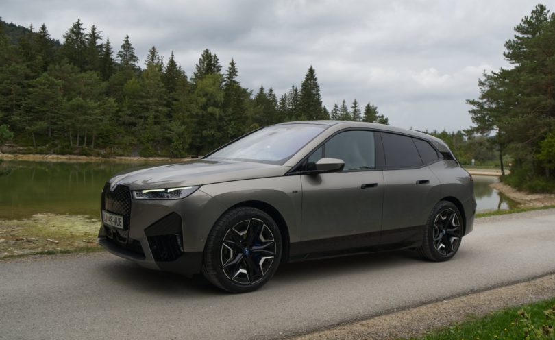 BMW iX M60: Brutalen, pretiran, fascinanten (#video)