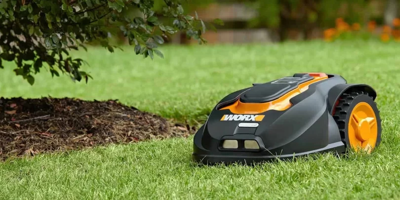 NEDELJSKI NASVET: Koliko, če sploh, so učinkovitejše kosilnice z GPS-om?