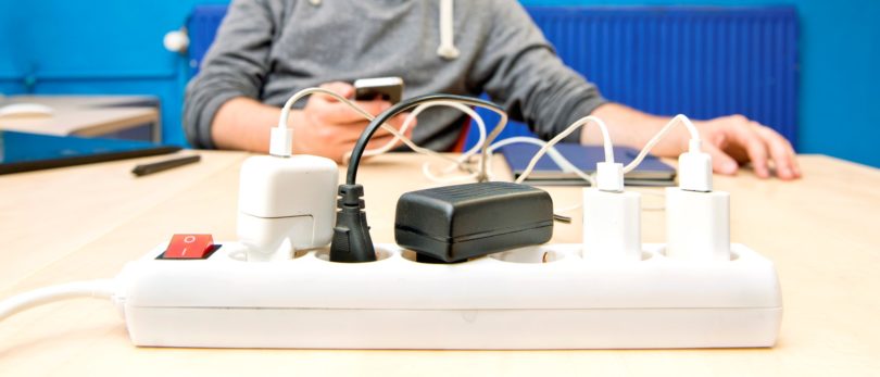 Enoten napajalnik za vse telefone in male električne naprave