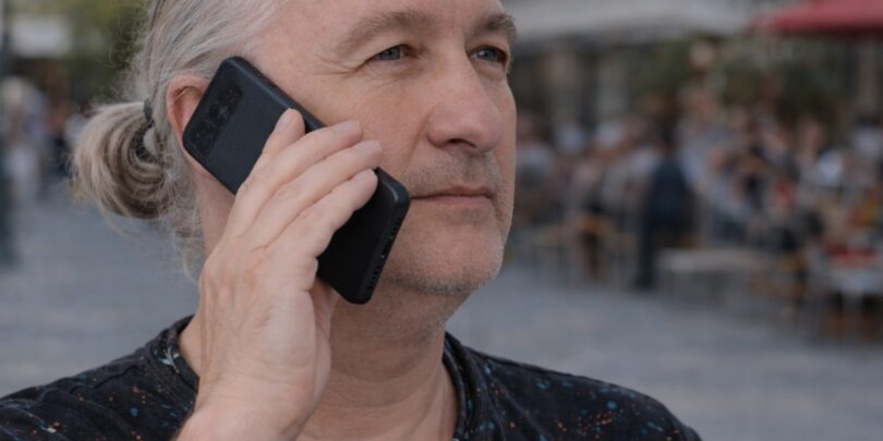 NEDELJSKI NASVET: Bi morali tudi mi zalepiti kamere telefona?