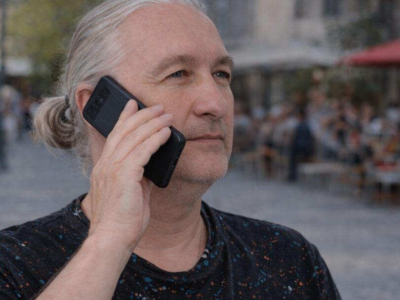 NEDELJSKI NASVET: Bi morali tudi mi zalepiti kamere telefona?