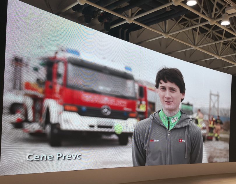 Prevca so gasilci izrezali iz zverižene pločevine