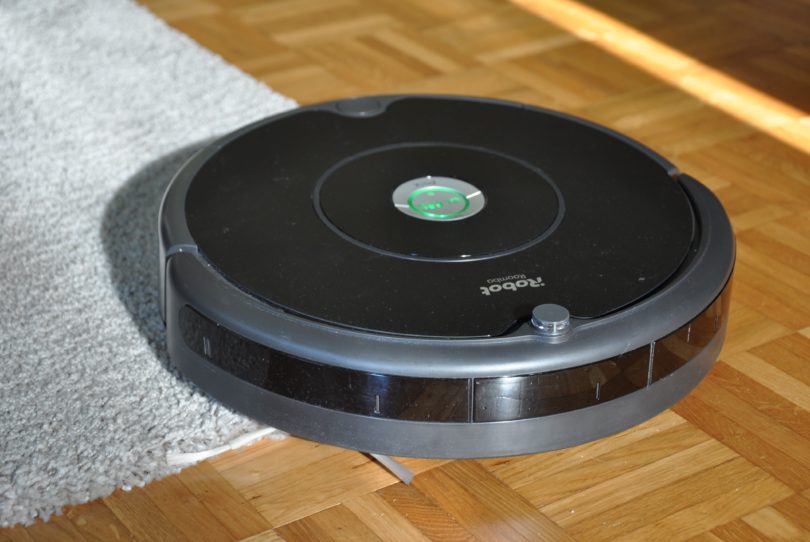 Roomba 606: Najcenejša iz »hleva«, a hudirjevo uporabna (# VIDEO)